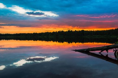 Sahilde gün batımı Güzel gökyüzü