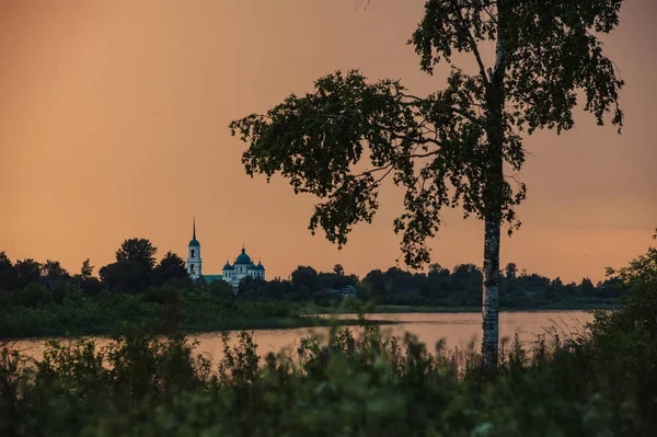 Kara bulutlar Paşa nehirde yüzen
