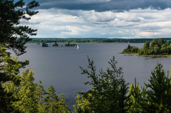 Paisaje de verano en el parque Monrepo cerca de la ciudad de Vyborg en Rusia —  Fotos de Stock