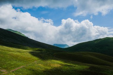 Kayak Merkezi Gudauri yaz aylarında görüntüleyin. Gürcistan Cumhuriyeti