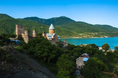 Kale kilise Aragvi Nehri, Ananuri, Gürcistan ile karmaşık