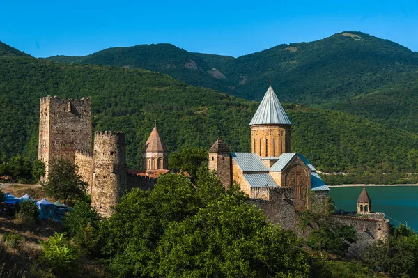 Castelo complexo com igreja no rio Aragvi, Ananuri, Geórgia — Fotografia de Stock