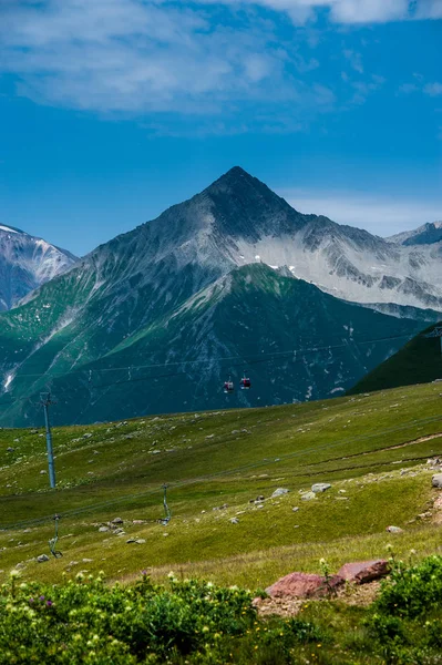 Visa på skidorten Gudauri på sommaren. Georgien — Stockfoto
