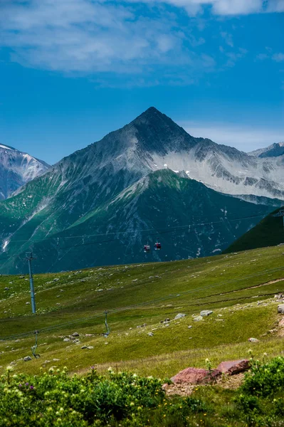 在滑雪胜地 Gudauri 上查看在夏天。格鲁吉亚共和国 — 图库照片