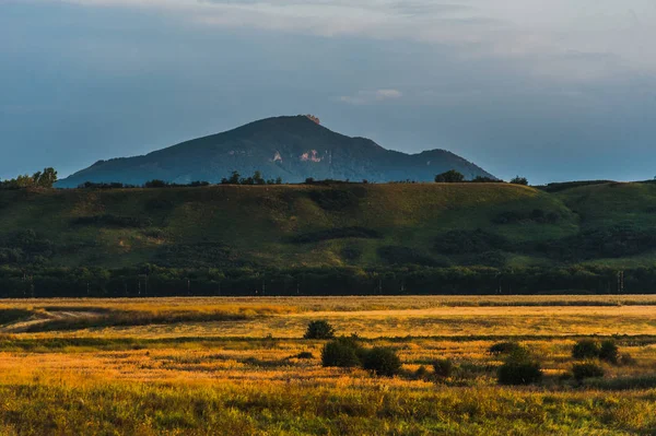 Uitzicht op de berg Beshtau in minerale Whater — Stockfoto