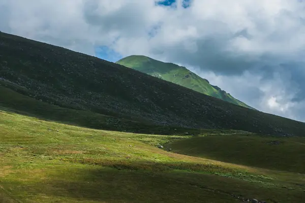 Kayak Merkezi Gudauri yaz aylarında görüntüleyin. Gürcistan Cumhuriyeti