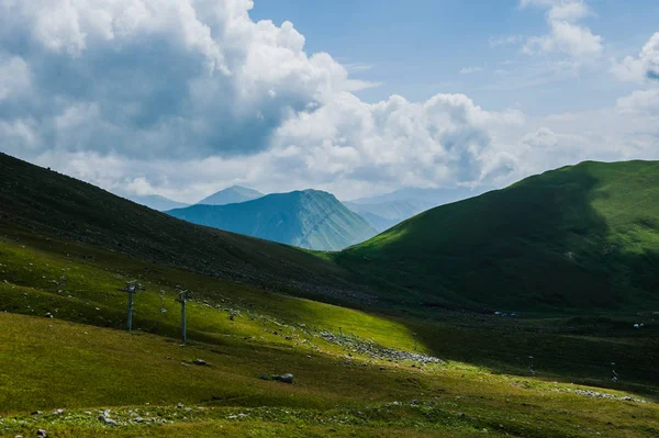 在滑雪胜地 Gudauri 上查看在夏天。格鲁吉亚共和国 — 图库照片