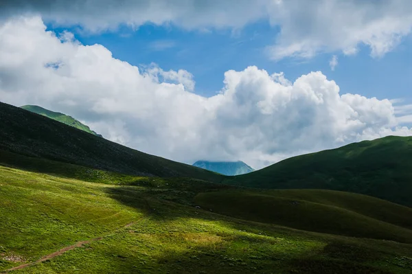 Kayak Merkezi Gudauri yaz aylarında görüntüleyin. Gürcistan Cumhuriyeti