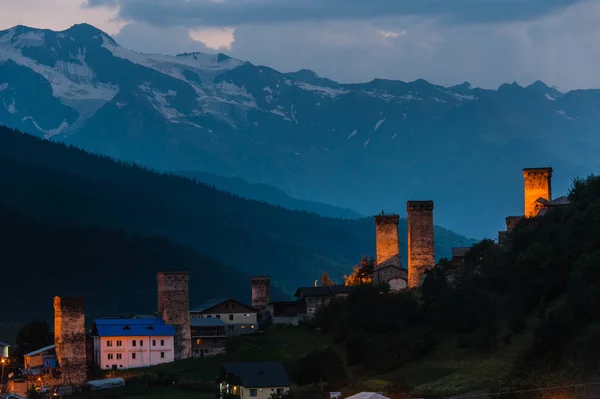 Torres Svan em Mestia, região de Svaneti, Geórgia — Fotografia de Stock