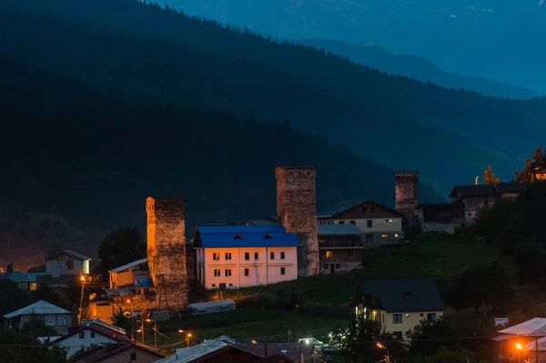 Torres Svan em Mestia, região de Svaneti, Geórgia — Fotografia de Stock