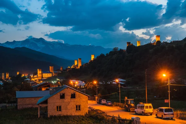 Torres Svan em Mestia, região de Svaneti, Geórgia — Fotografia de Stock