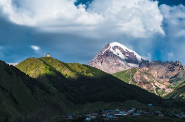 İyi de Gürcistan'daki Stepantsminda kasabasından Mount Kazbek görünümü