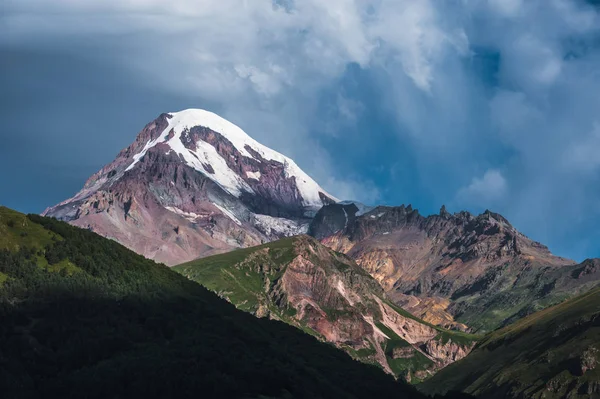 Monte Kazbek vista desde la ciudad de Stepantsminda en Georgia en buen wea — Foto de Stock