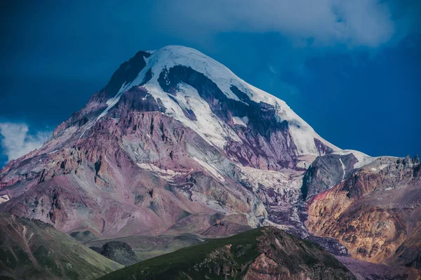 Monte Kazbek vista dalla città di Stepantsminda in Georgia con il bel tempo — Foto Stock