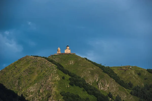 Berget Kazbek utsikt från Stepantsminda stad i Georgien i bra wea — Stockfoto