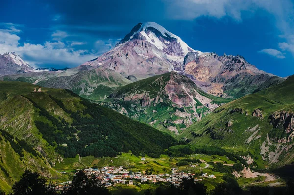 Monte Kazbek vista desde la ciudad de Stepantsminda en Georgia con buen tiempo — Foto de Stock
