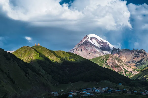 İyi de Gürcistan'daki Stepantsminda kasabasından Mount Kazbek görünümü