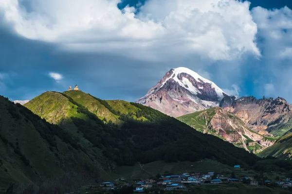 Monte Kazbek vista dalla città di Stepantsminda in Georgia in buona salute — Foto Stock