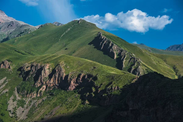 Monte Kazbek vista dalla città di Stepantsminda in Georgia con il bel tempo — Foto Stock