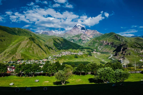 Monte Kazbek vista desde la ciudad de Stepantsminda en Georgia en buen wea — Foto de Stock