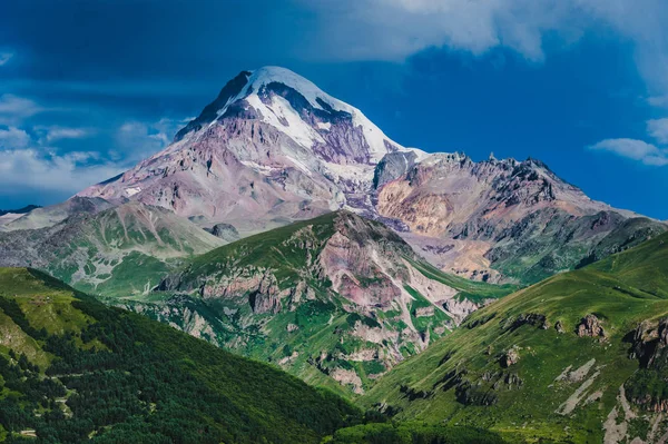 Bjerg Kazbek udsigt fra Stepantsminda by i Georgien i godt vejr - Stock-foto