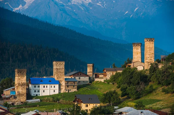 Torres Svan em Mestia, região de Svaneti, Geórgia — Fotografia de Stock