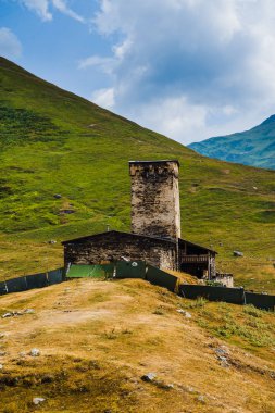 Köy Ushguli manzara büyük rocky Dağları ile