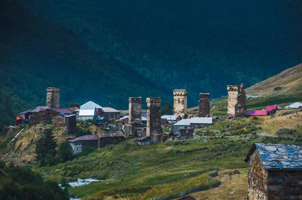 Pueblo Ushguli paisaje con enormes montañas rocosas —  Fotos de Stock