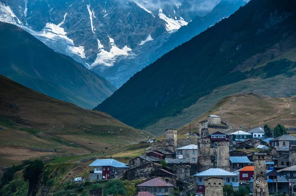 Aldeia Ushguli paisagem com maciças montanhas rochosas — Fotografia de Stock