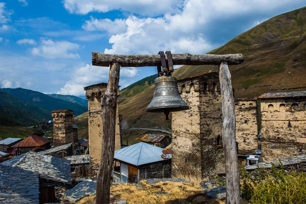 Dorp Ushguli landschap met massale rocky mountains — Stockfoto