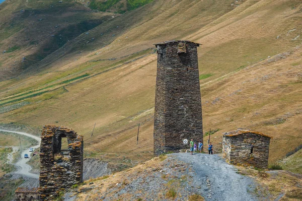 Деревня Ушгули с массивными скалистыми горами — стоковое фото