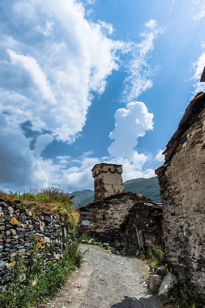 Деревня Ушгули с массивными скалистыми горами — стоковое фото