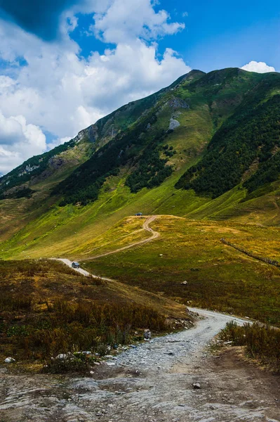 Pueblo Ushguli paisaje con enormes montañas rocosas —  Fotos de Stock