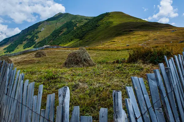 Aldeia Ushguli paisagem com maciças montanhas rochosas — Fotografia de Stock