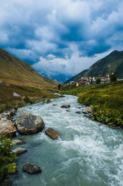 Село Ushguli пейзаж з масовим Скелястих гір — стокове фото