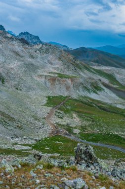 Kar pik ve Tetnuldi bulutlar dağ Vadisi