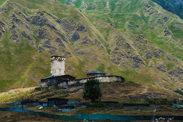 Pueblo Ushguli paisaje con enormes montañas rocosas —  Fotos de Stock