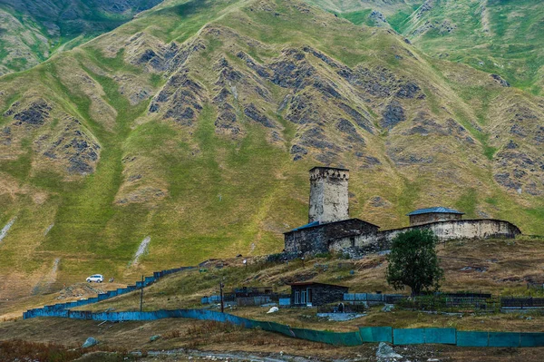 Pueblo Ushguli paisaje con enormes montañas rocosas —  Fotos de Stock