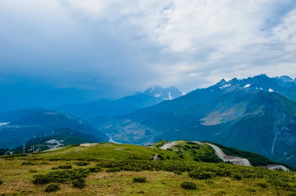 Valle de la montaña con picos de nieve y nubes en Tetnuldi — Foto de Stock