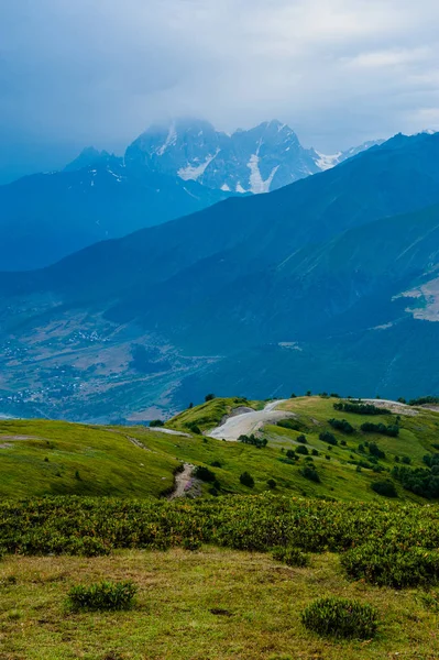 Valle de la montaña con picos de nieve y nubes en Tetnuldi —  Fotos de Stock