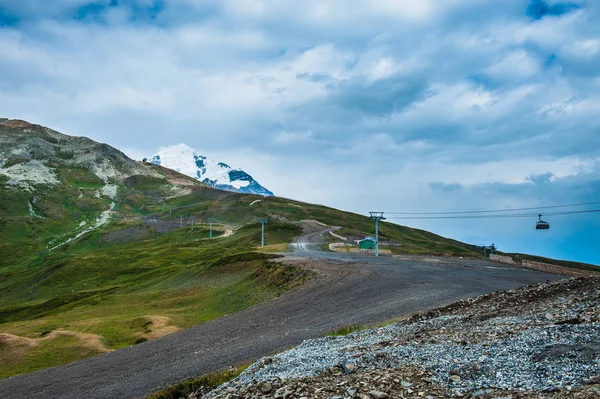 Bergdal met pieken van de sneeuw en wolken in Tetnoeldi — Stockfoto