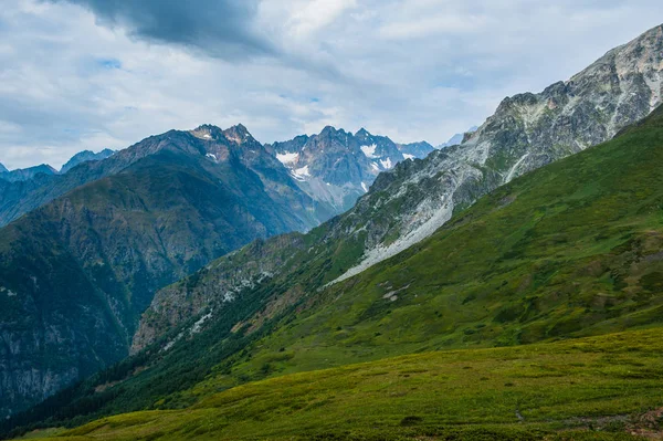 Vallée de montagne avec pics de neige et nuages à Tetnuldi — Photo