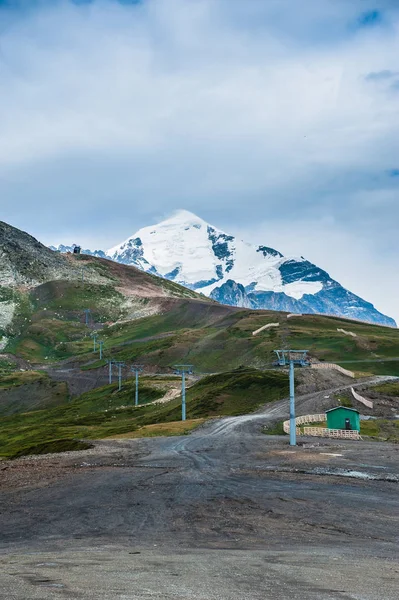 Dolina góra śniegu szczyty i chmury w Tetnuldi — Zdjęcie stockowe