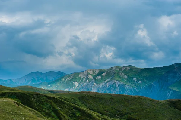 山谷与雪峰和 Tetnuldi 的云彩 — 图库照片