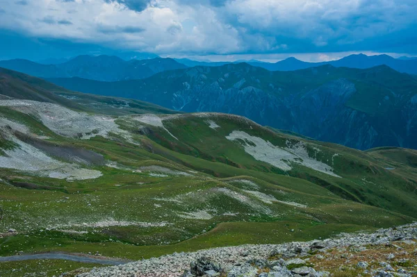 Horské údolí s vrcholky sněhu a mraky v Tetnuldi — Stock fotografie