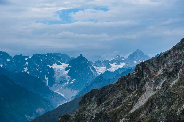 Valle de la montaña con picos de nieve y nubes en Tetnuldi — Foto de Stock