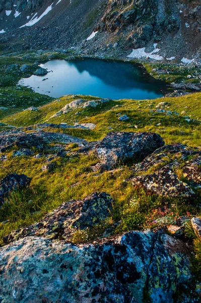 Alpine lake among the rocks, Arhyz, Russia — Stock Photo, Image