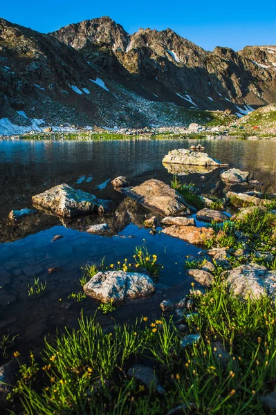 Озеро Фейн среди скал, Архыз, Россия — стоковое фото