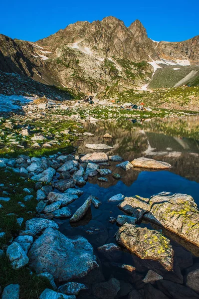 Озеро Фейн среди скал, Архыз, Россия — стоковое фото