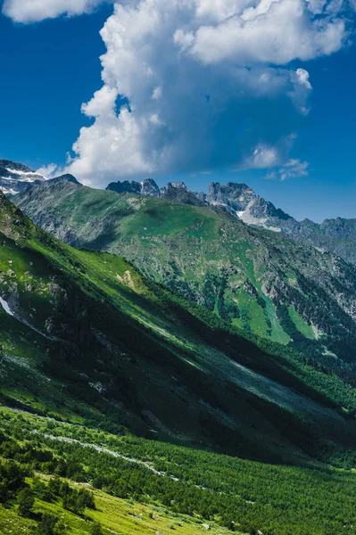 Het mooie zomerse landschap in Arkhyz — Stockfoto